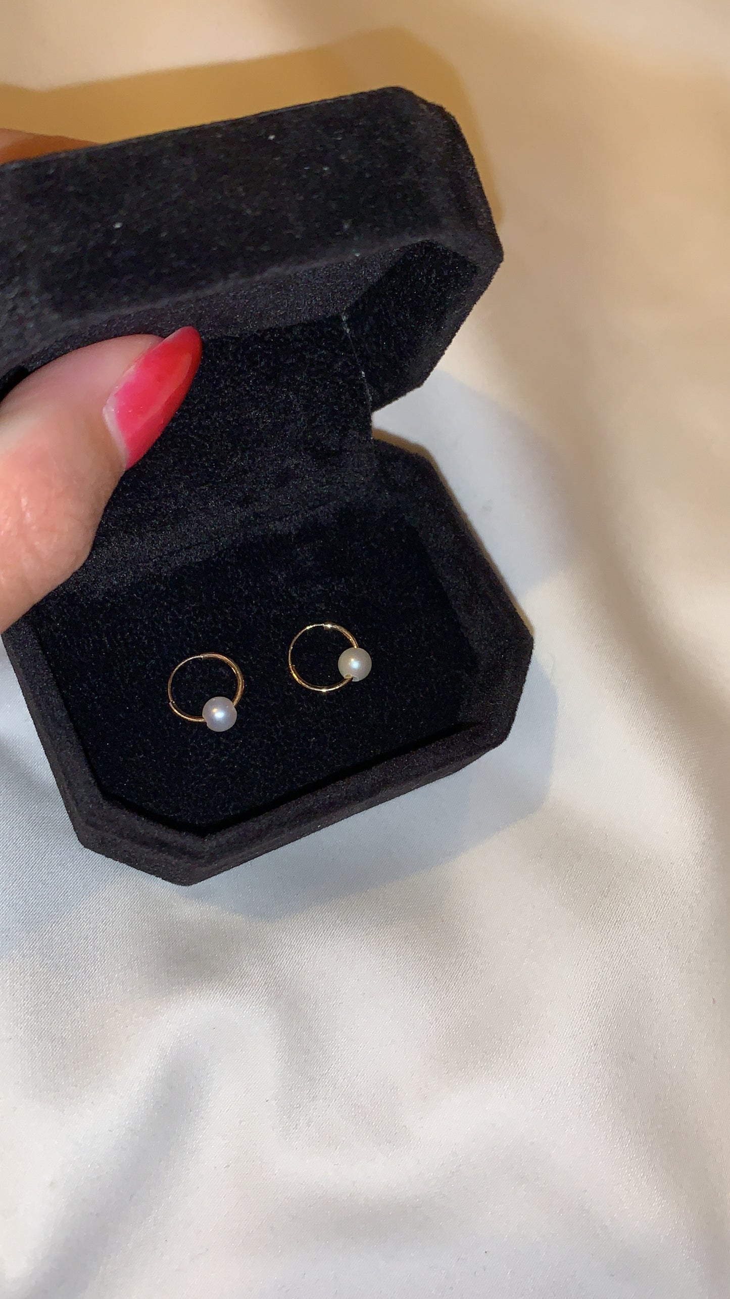 FRESHWATER PEARL PETITE HOOPS